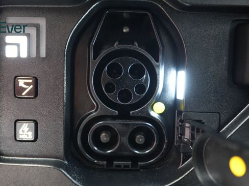 Used 2024 Kia EV9 Light Long Range RWD image 10