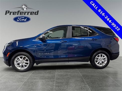 Used 2022 Chevrolet Equinox LS w/ LS Convenience Package image 2
