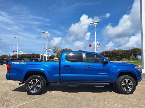 Used 2018 Toyota Tacoma TRD Sport AWD/4WD image 4