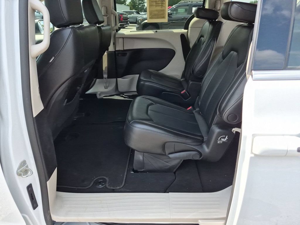 Used 2023 Chrysler Pacifica Touring-L FWD image 29