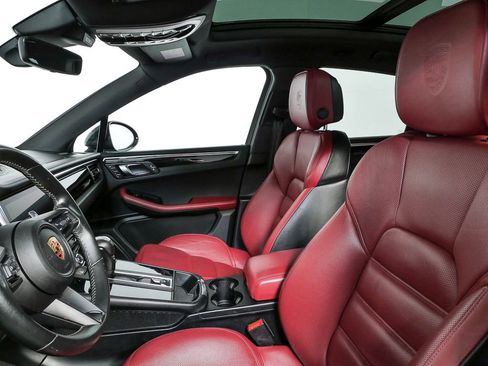 Certified 2024 Porsche Macan image 5