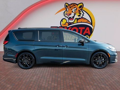 Used 2025 Chrysler Pacifica Limited FWD image 4
