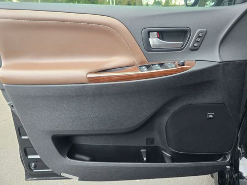 Used 2020 Toyota Sienna Limited image 27