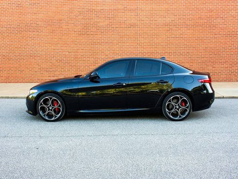 Used 2022 Alfa Romeo Giulia Veloce AWD/4WD image 13
