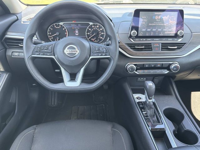 Used 2025 Nissan Altima 2.5 SV FWD image 24