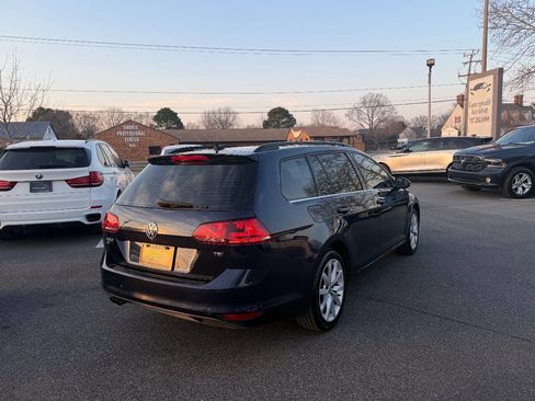 Used 2017 Volkswagen Golf SE image 4