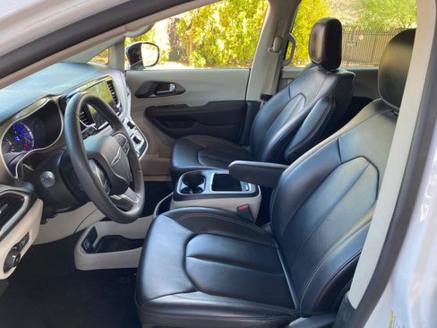 Used 2024 Chrysler Pacifica Limited FWD image 25