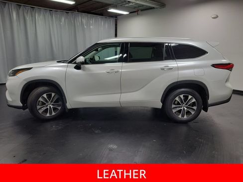 Used 2022 Toyota Highlander XLE AWD/4WD image 5