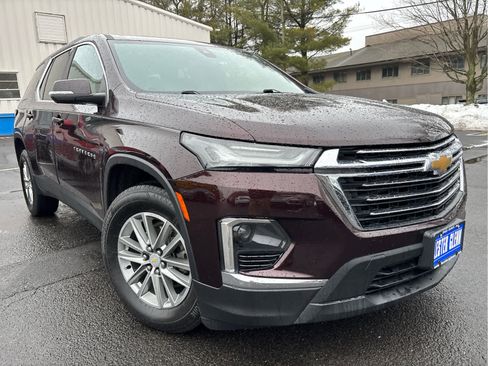 Used 2023 Chevrolet Traverse LT image 2