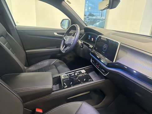 Used 2024 Volkswagen Atlas Cross Sport SEL R-Line AWD/4WD image 7