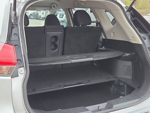 Used 2017 Nissan Rogue SV image 9