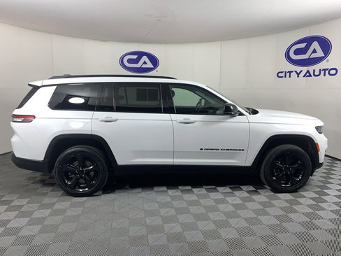 Used 2023 Jeep Grand Cherokee L Laredo image 2