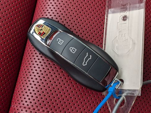 Certified 2025 Porsche Macan S AWD/4WD image 39