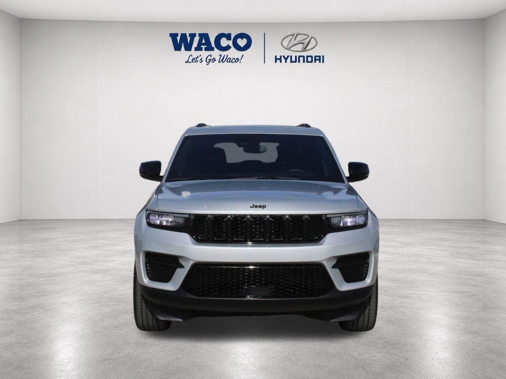 Used 2023 Jeep Grand Cherokee Altitude AWD/4WD image 2