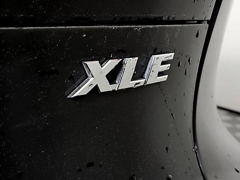 Used 2024 Toyota Venza XLE image 34