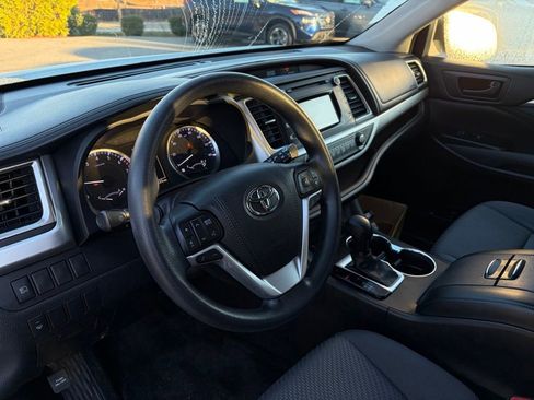 Used 2017 Toyota Highlander LE image 13