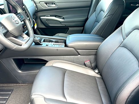 New 2026 Nissan Pathfinder SL FWD image 10
