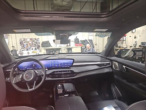 Certified 2025 Buick Enclave Avenir w/ Super Cruise Package image 24