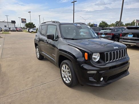 Used 2022 Jeep Renegade Latitude w/ Convenience Group image 3