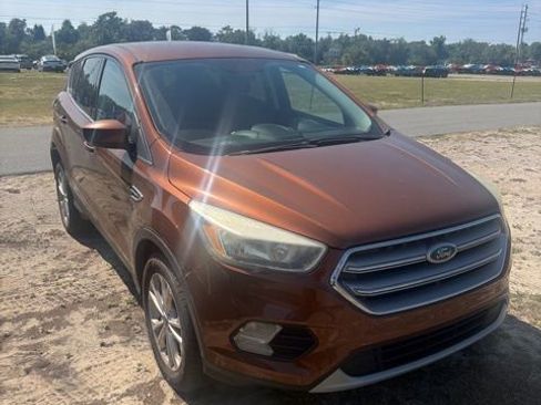 Used 2017 Ford Escape SE image 1