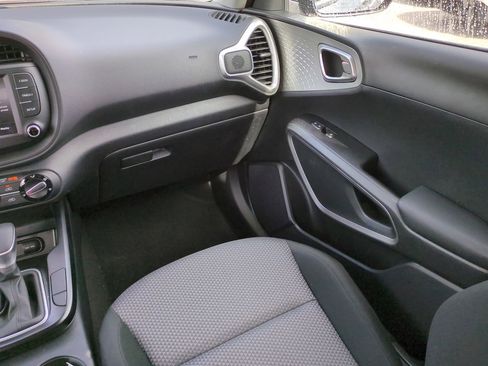 Used 2025 Kia Soul LX w/ LX Technology Package FWD image 17