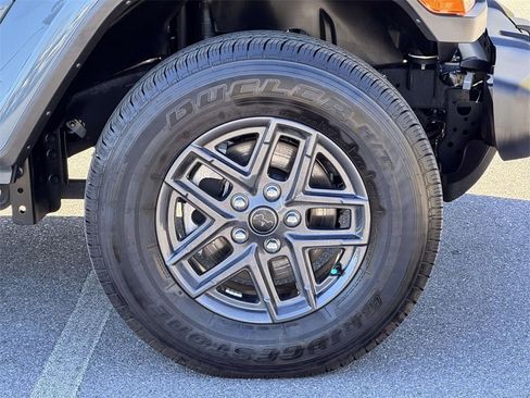 Used 2025 Jeep Gladiator Sport image 10