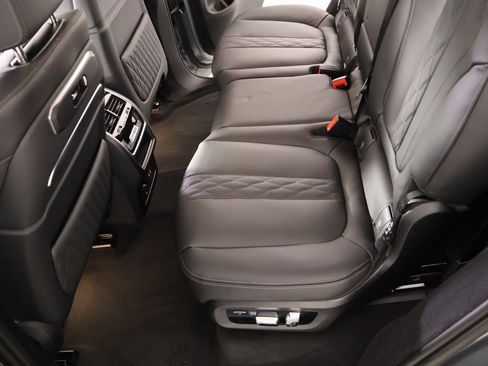 New 2026 BMW X7 M60i image 12