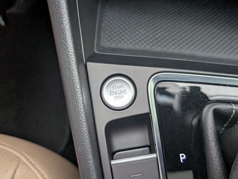 Used 2021 Volkswagen Jetta SE w/ SE Cold Weather Package FWD image 32