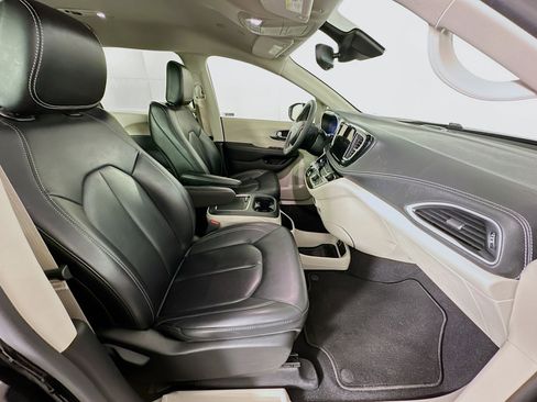 Used 2023 Chrysler Pacifica Touring-L FWD image 32