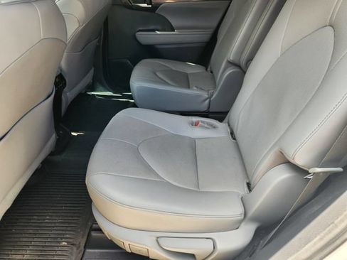 Certified 2021 Toyota Highlander Limited FWD image 30