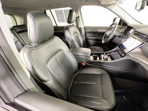 Used 2023 Jeep Grand Cherokee Limited image 24