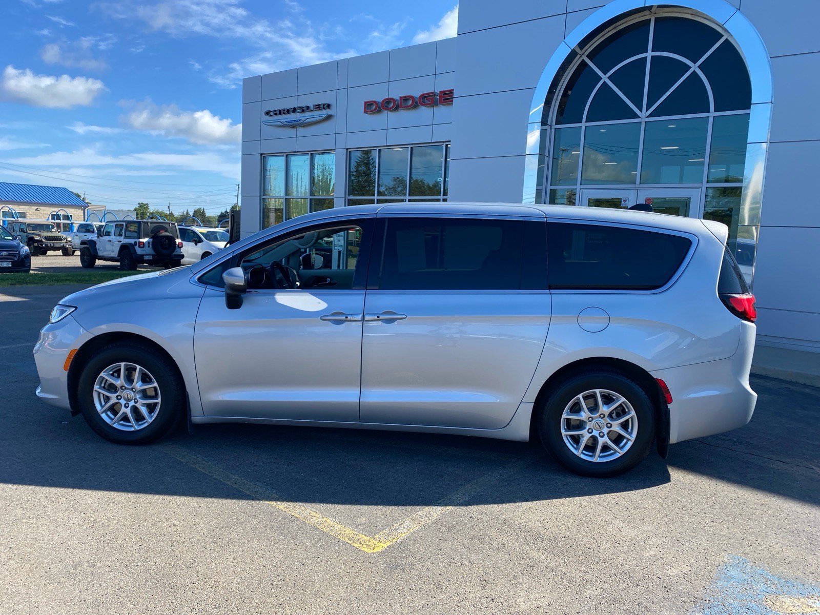 Used 2023 Chrysler Pacifica Touring-L FWD image 2