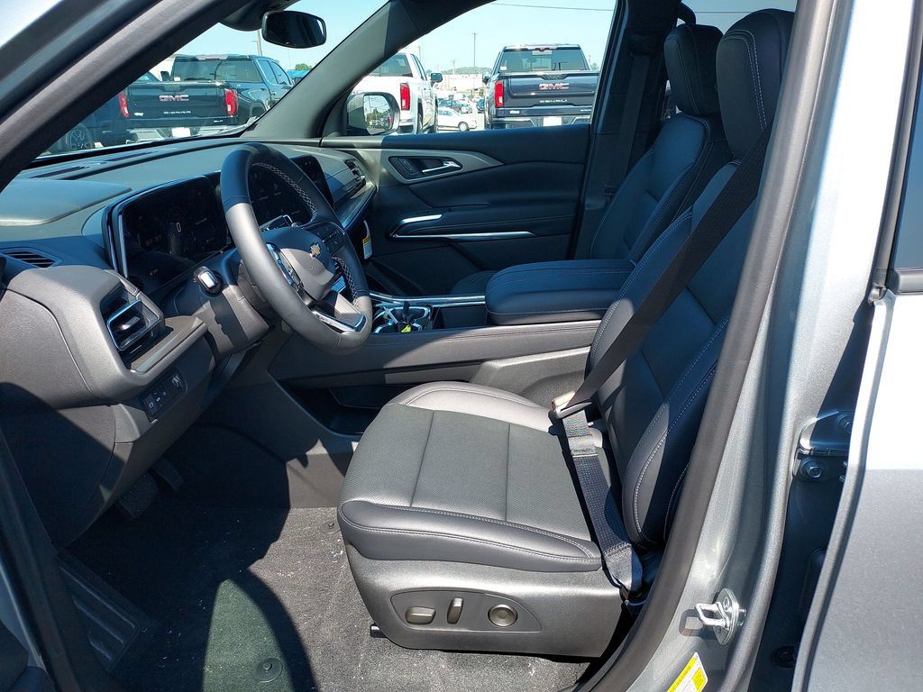 New 2027 Chevrolet Traverse LT w/ LPO, Floor Liner Package FWD image 13