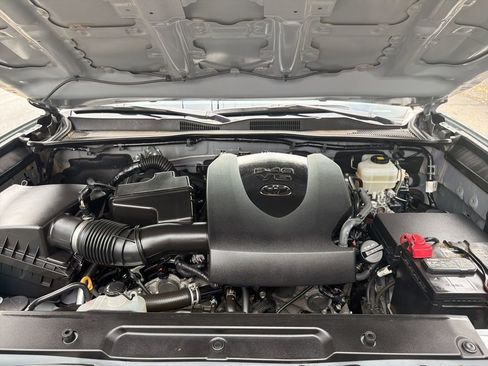 Used 2020 Toyota Tacoma TRD Off-Road w/ Technology Package image 34