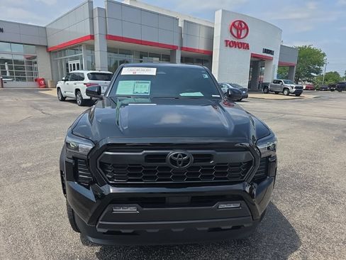 Certified 2025 Toyota Tacoma TRD Off-Road AWD/4WD image 2