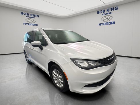 Used 2023 Chrysler Voyager LX FWD image 7