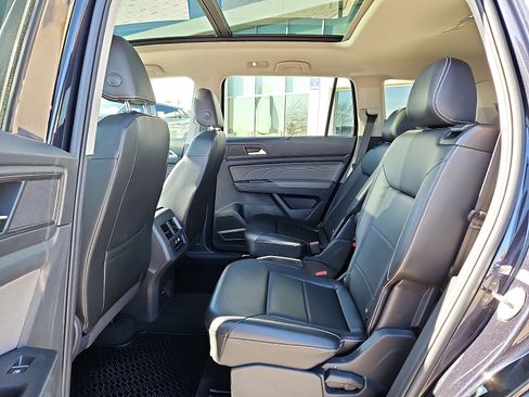 Certified 2022 Volkswagen Atlas SE w/ Panoramic Sunroof Package image 10