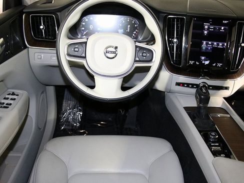 Used 2021 Volvo XC60 T5 Momentum w/ Protection Package image 3