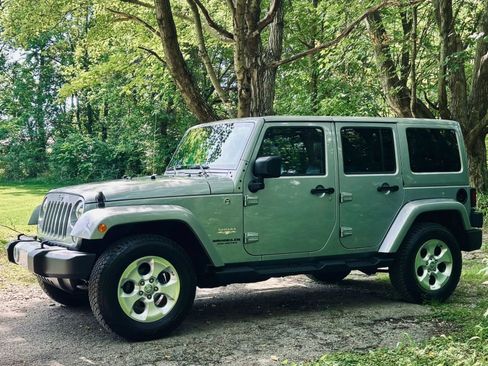 Used 2014 Jeep Wrangler Unlimited Sahara w/ Dual Top Group AWD/4WD image 12