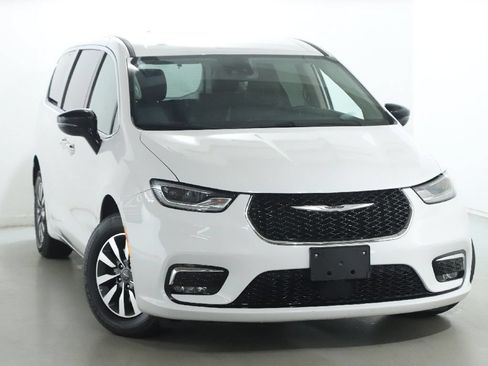 Used 2024 Chrysler Pacifica Limited FWD image 2