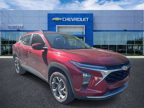 Certified 2025 Chevrolet Trax LT w/ Driver Confidence Package FWD image 1