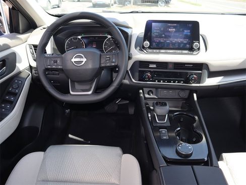 Certified 2025 Nissan Rogue SV image 17