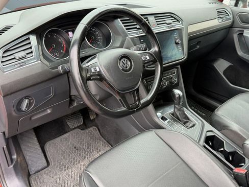 Used 2019 Volkswagen Tiguan SE w/ Panoramic Sunroof Package image 4