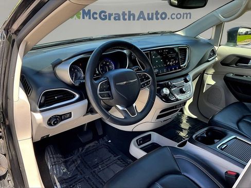 Used 2023 Chrysler Pacifica Touring-L FWD image 18