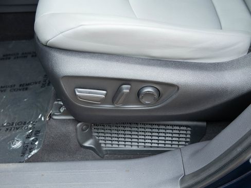 Used 2023 Toyota Sienna XLE FWD image 23