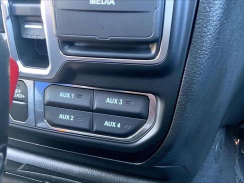 Certified 2025 Jeep Gladiator Mojave w/ Convenience Group AWD/4WD image 32