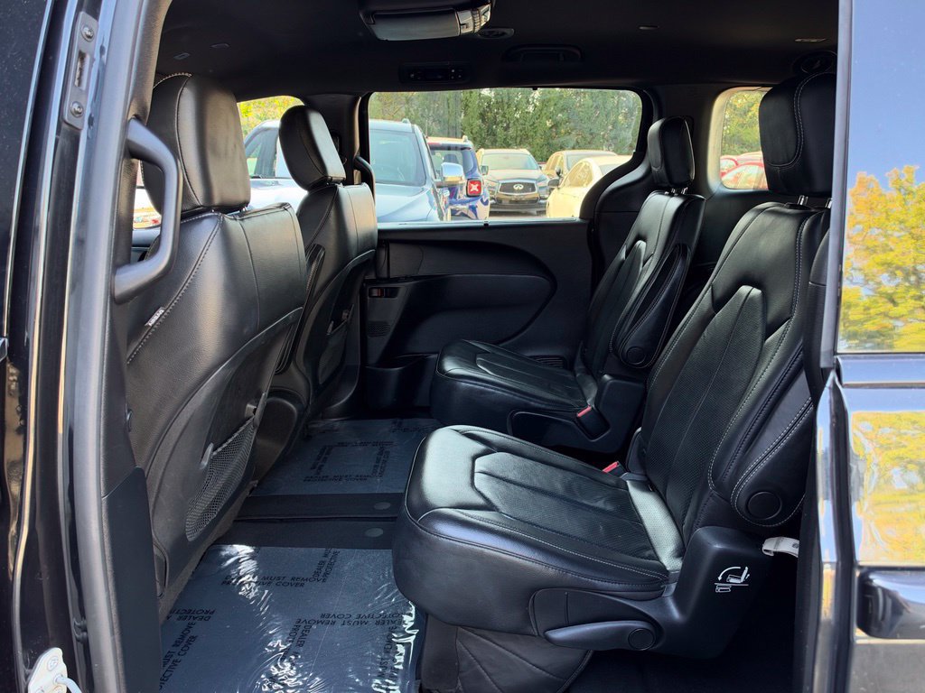 Used 2019 Chrysler Pacifica Touring-L w/ S Appearance Package FWD image 11