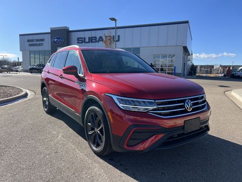 Used 2024 Volkswagen Tiguan SE w/ Panoramic Sunroof Package image 8
