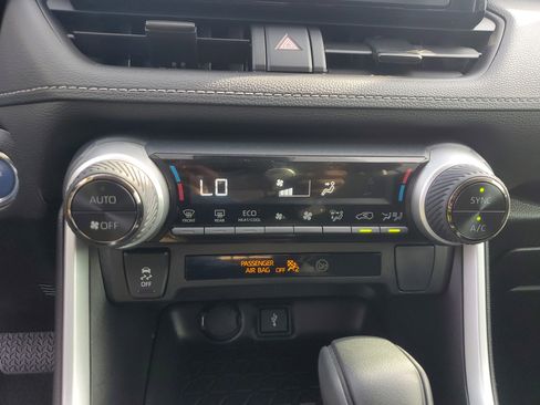 Used 2022 Toyota RAV4 XLE image 21