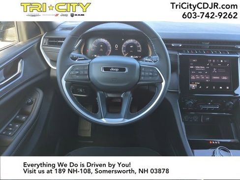 New 2025 Jeep Grand Cherokee Altitude image 13